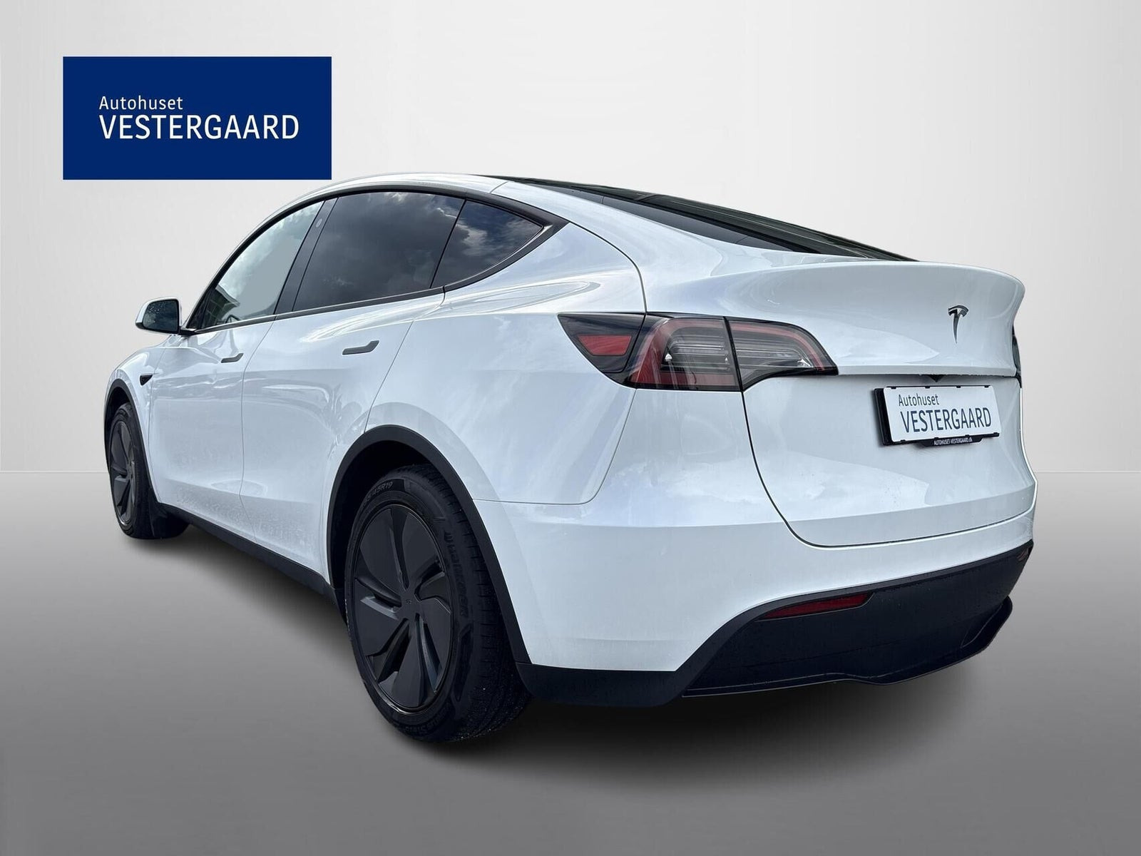 Hvid Tesla Model Y fra 2023