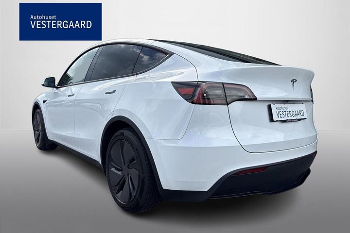 Hvid Tesla Model Y fra 2023
