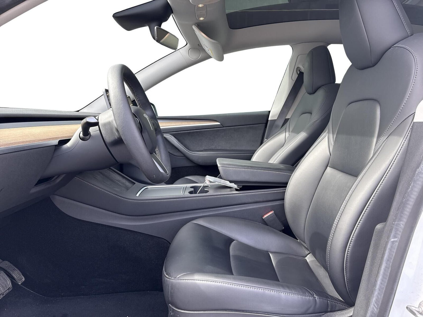 Hvid Tesla Model Y fra 2023