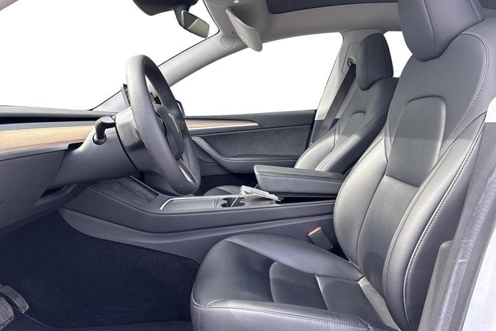 Hvid Tesla Model Y fra 2023