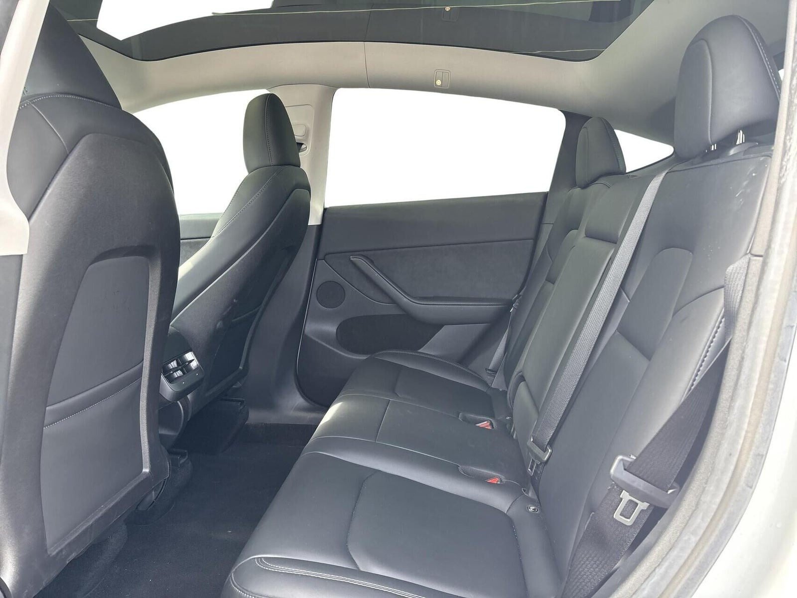 Hvid Tesla Model Y fra 2023