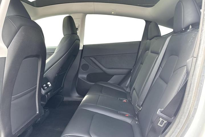 Hvid Tesla Model Y fra 2023