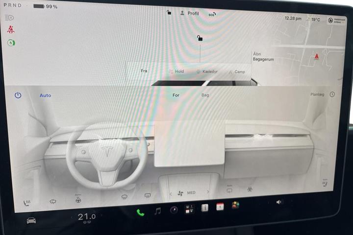 Hvid Tesla Model Y fra 2023