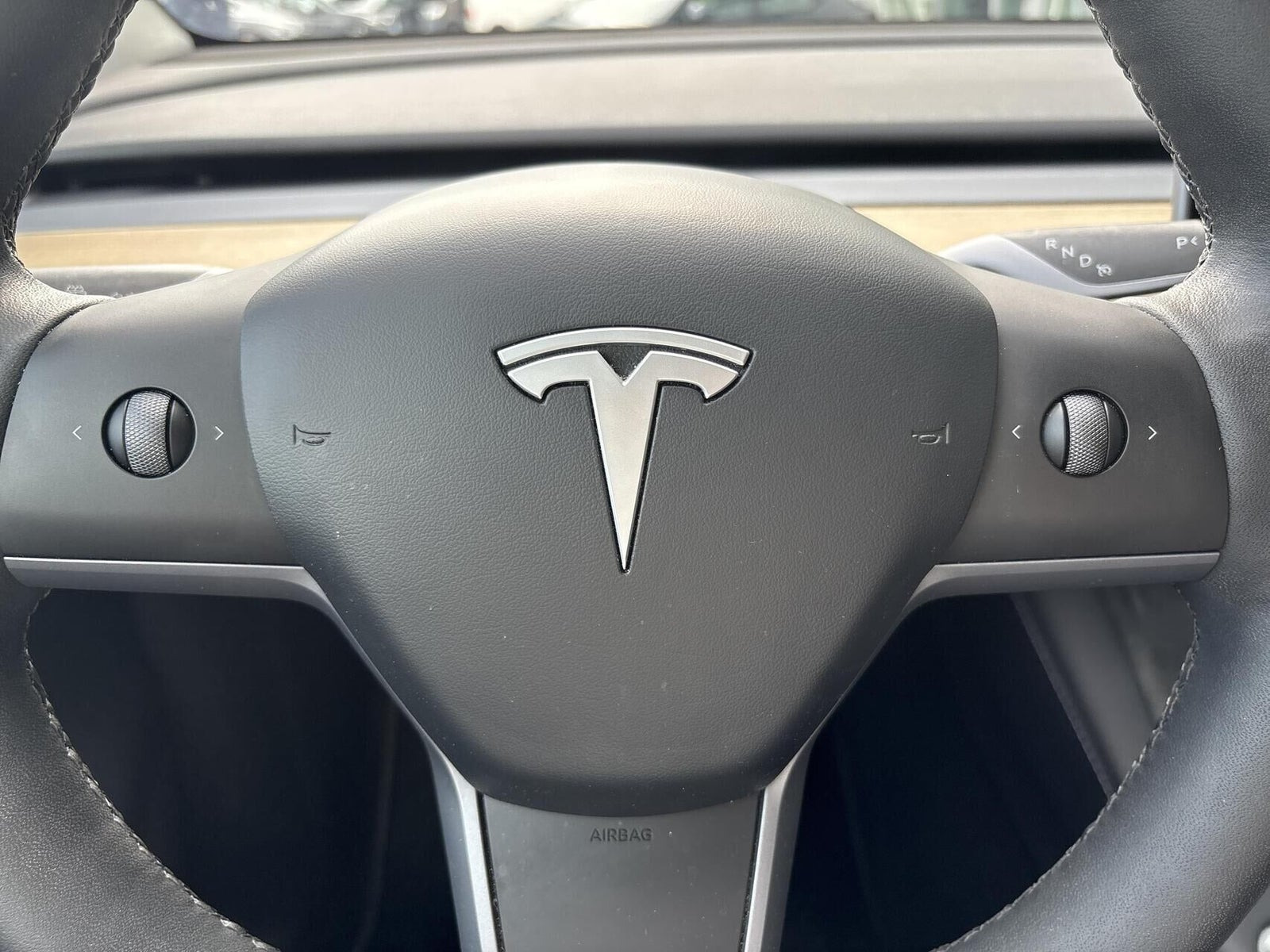 Hvid Tesla Model Y fra 2023