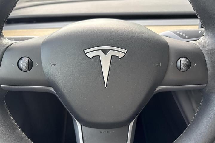 Hvid Tesla Model Y fra 2023