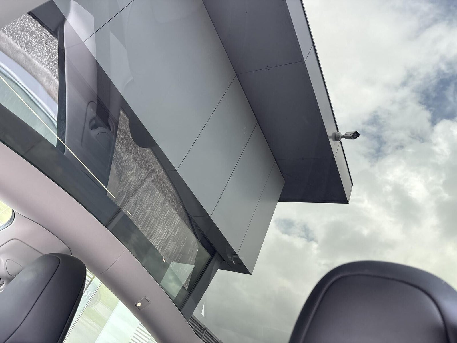 Hvid Tesla Model Y fra 2023