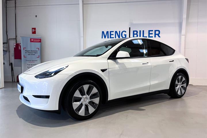 Hvid Tesla Model Y fra 2023