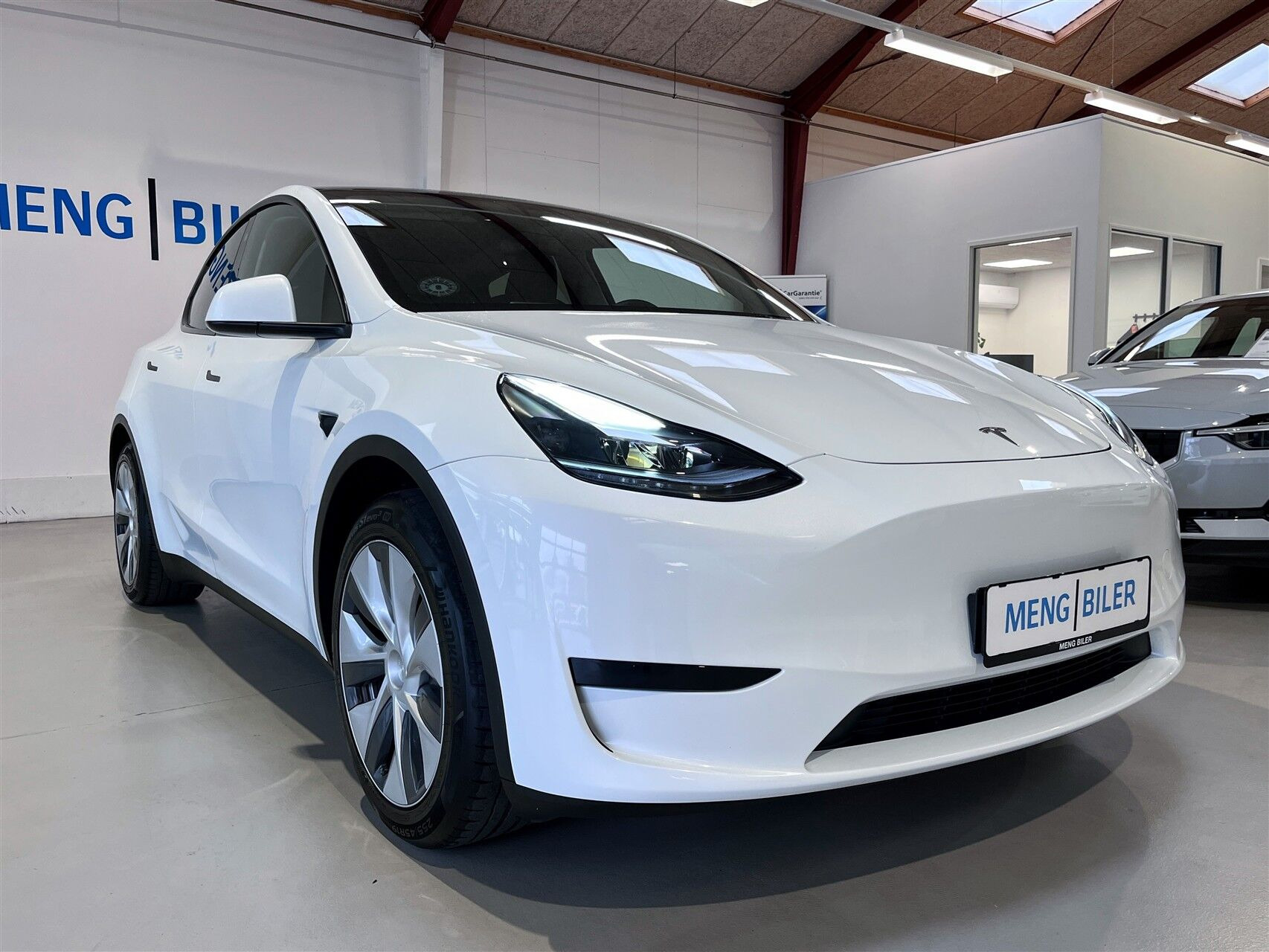 Hvid Tesla Model Y fra 2023