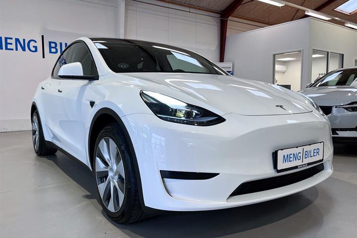 Hvid Tesla Model Y fra 2023