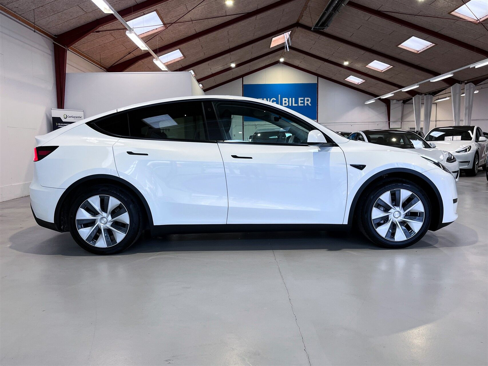 Hvid Tesla Model Y fra 2023