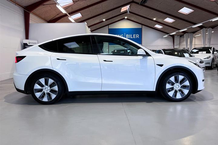 Hvid Tesla Model Y fra 2023