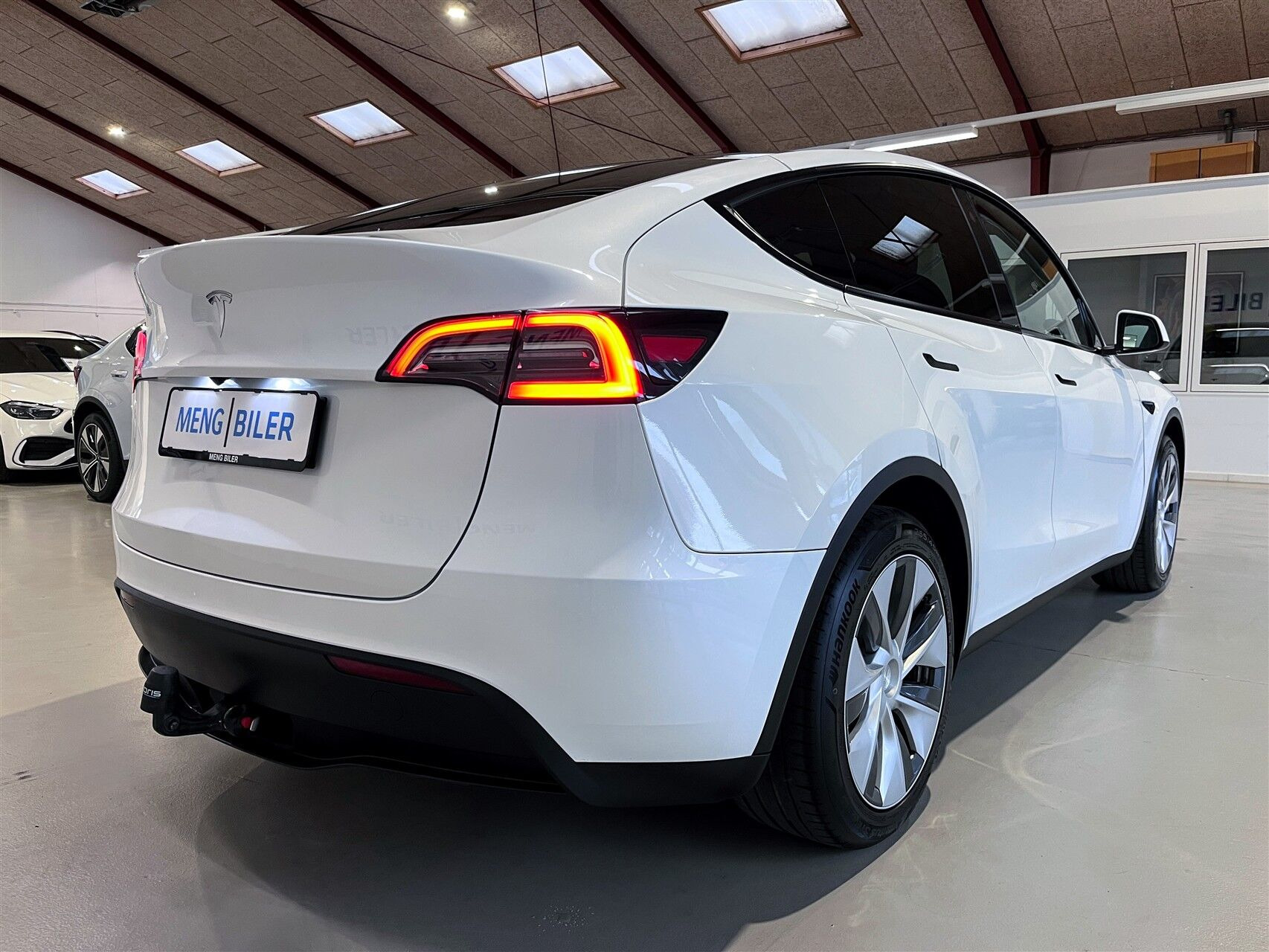 Hvid Tesla Model Y fra 2023