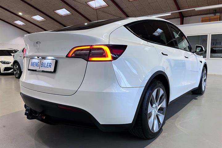 Hvid Tesla Model Y fra 2023