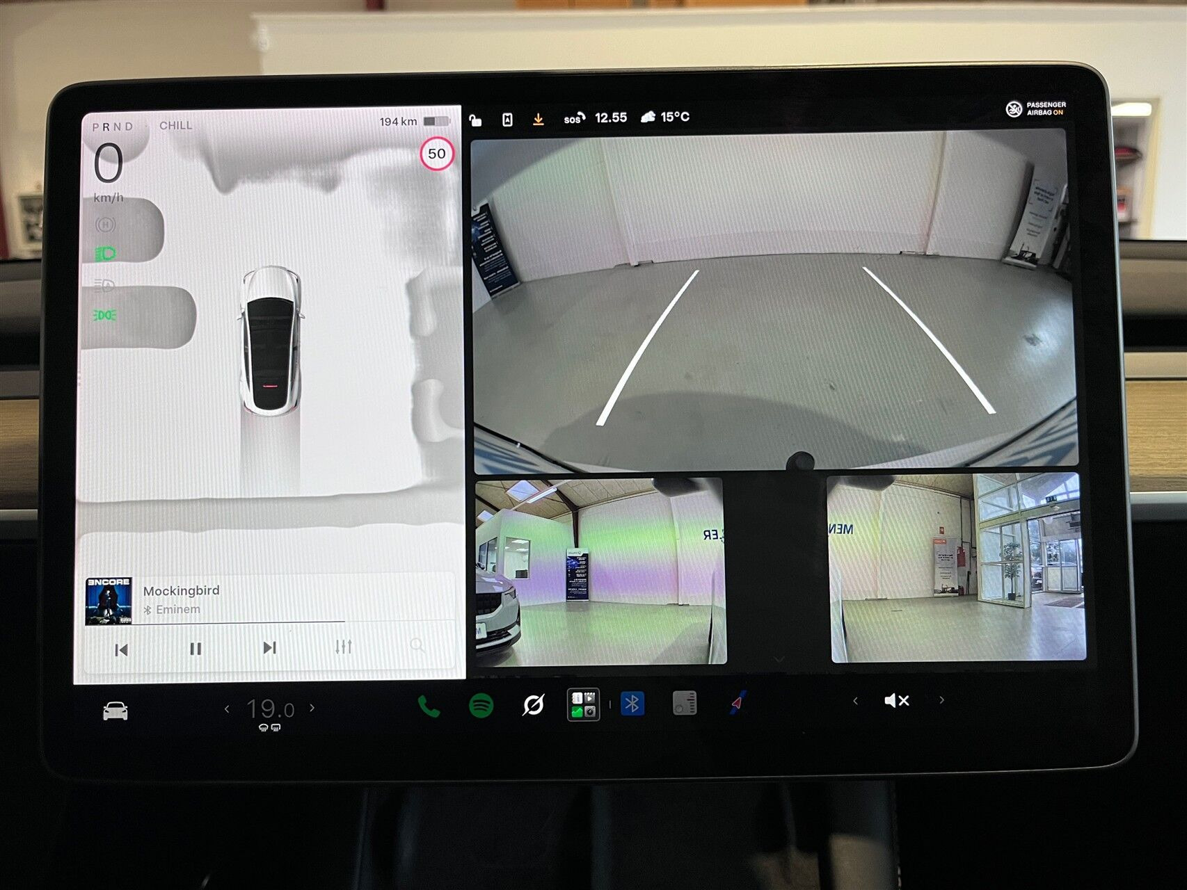 Hvid Tesla Model Y fra 2023