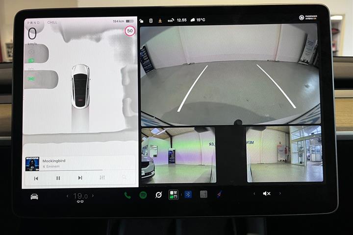 Hvid Tesla Model Y fra 2023