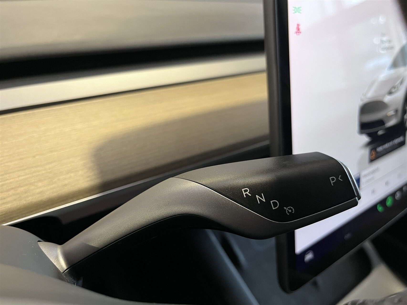 Hvid Tesla Model Y fra 2023
