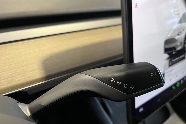 Hvid Tesla Model Y fra 2023
