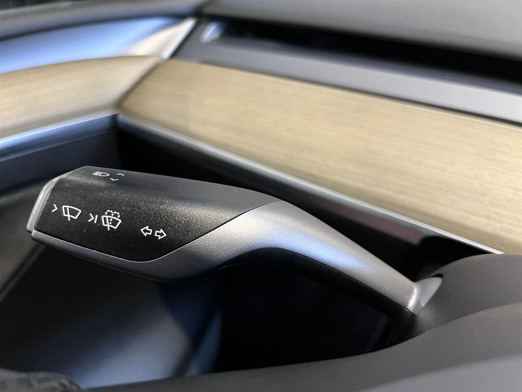 Hvid Tesla Model Y fra 2023