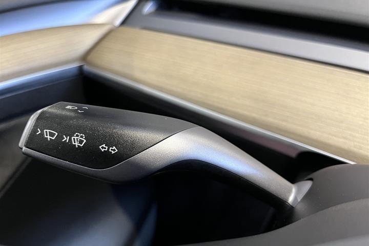 Hvid Tesla Model Y fra 2023