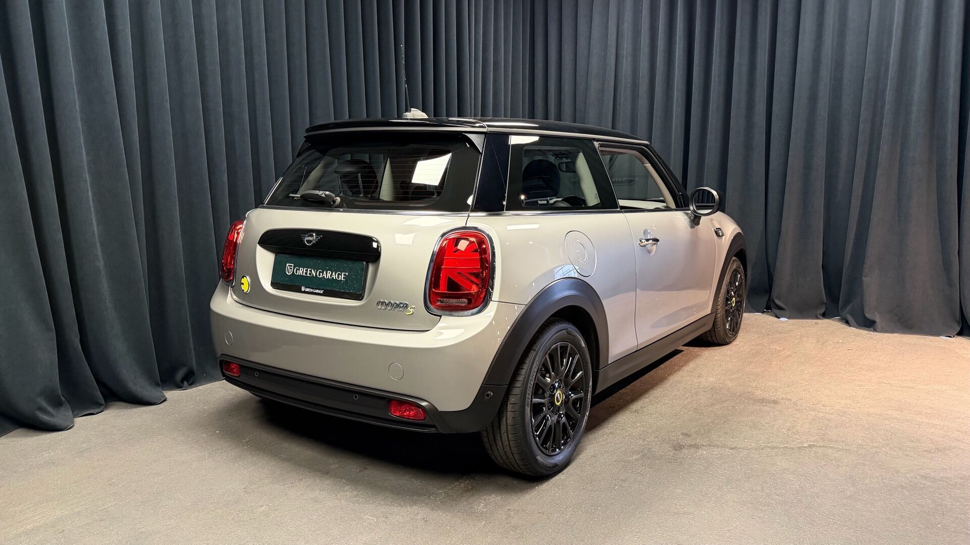 Sølv Mini Cooper fra 2023