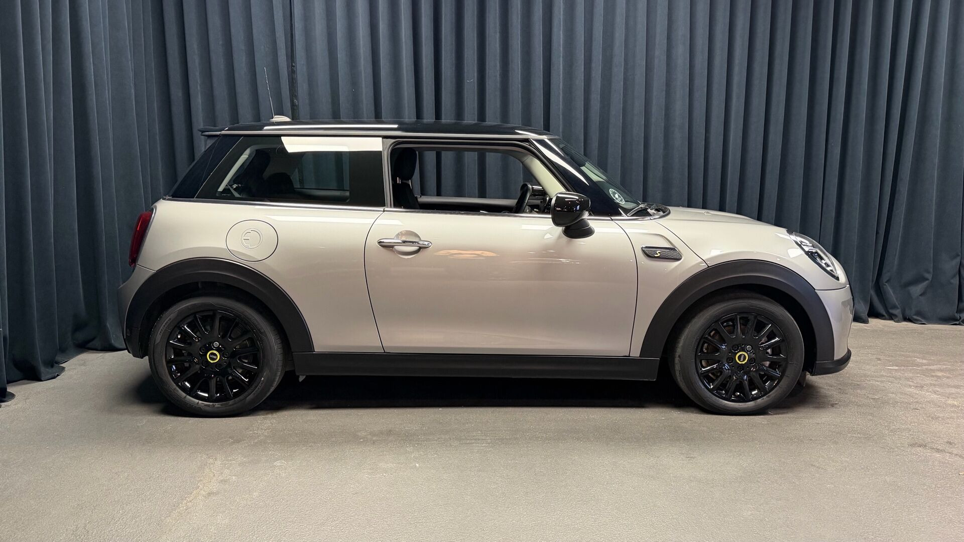Sølv Mini Cooper fra 2023