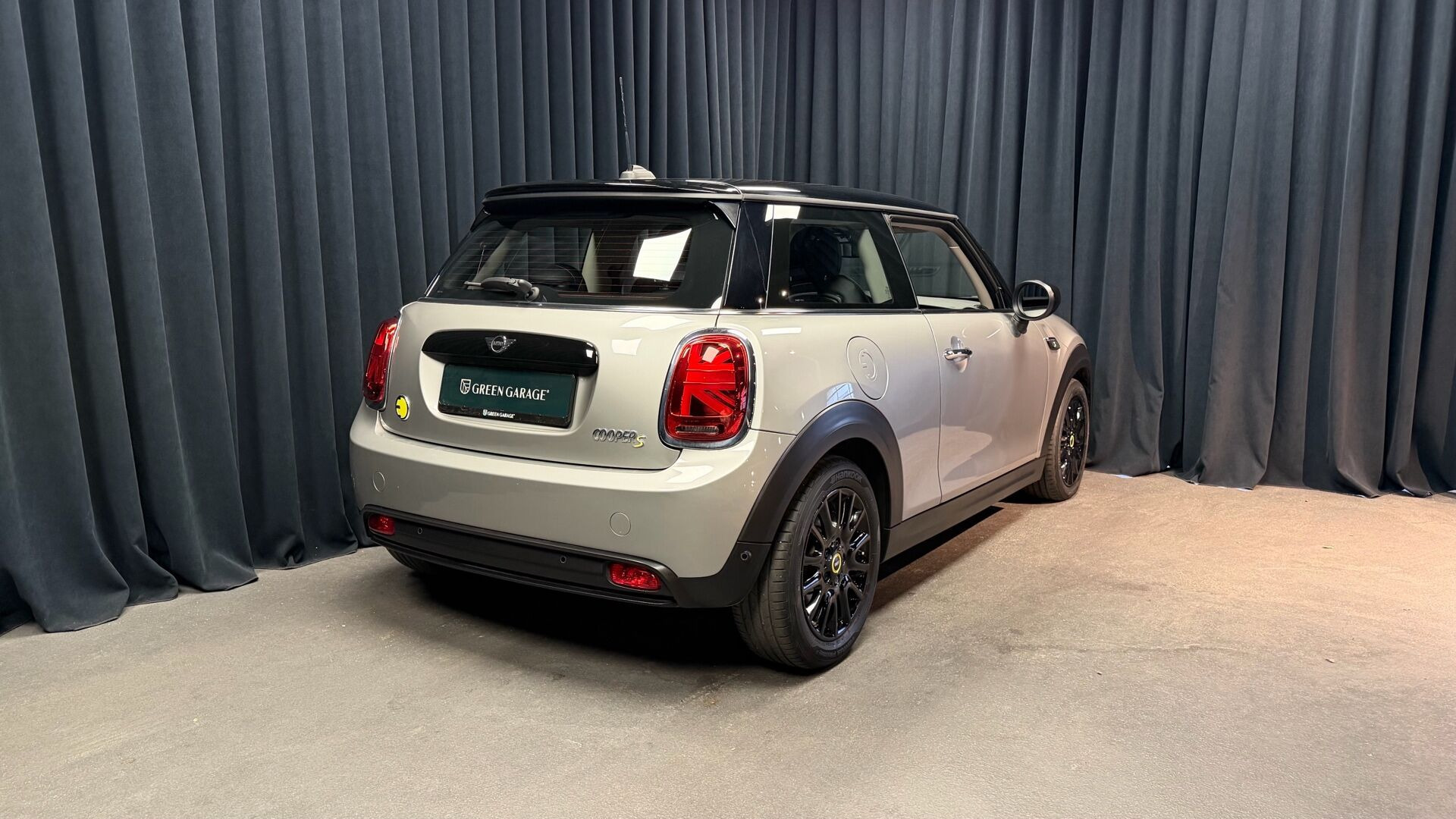 Sølv Mini Cooper fra 2023