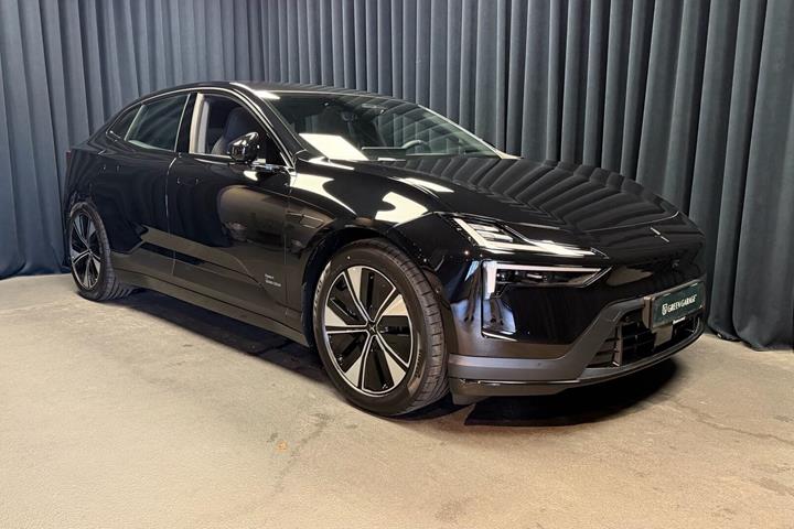 Sort Polestar 4 fra 2026