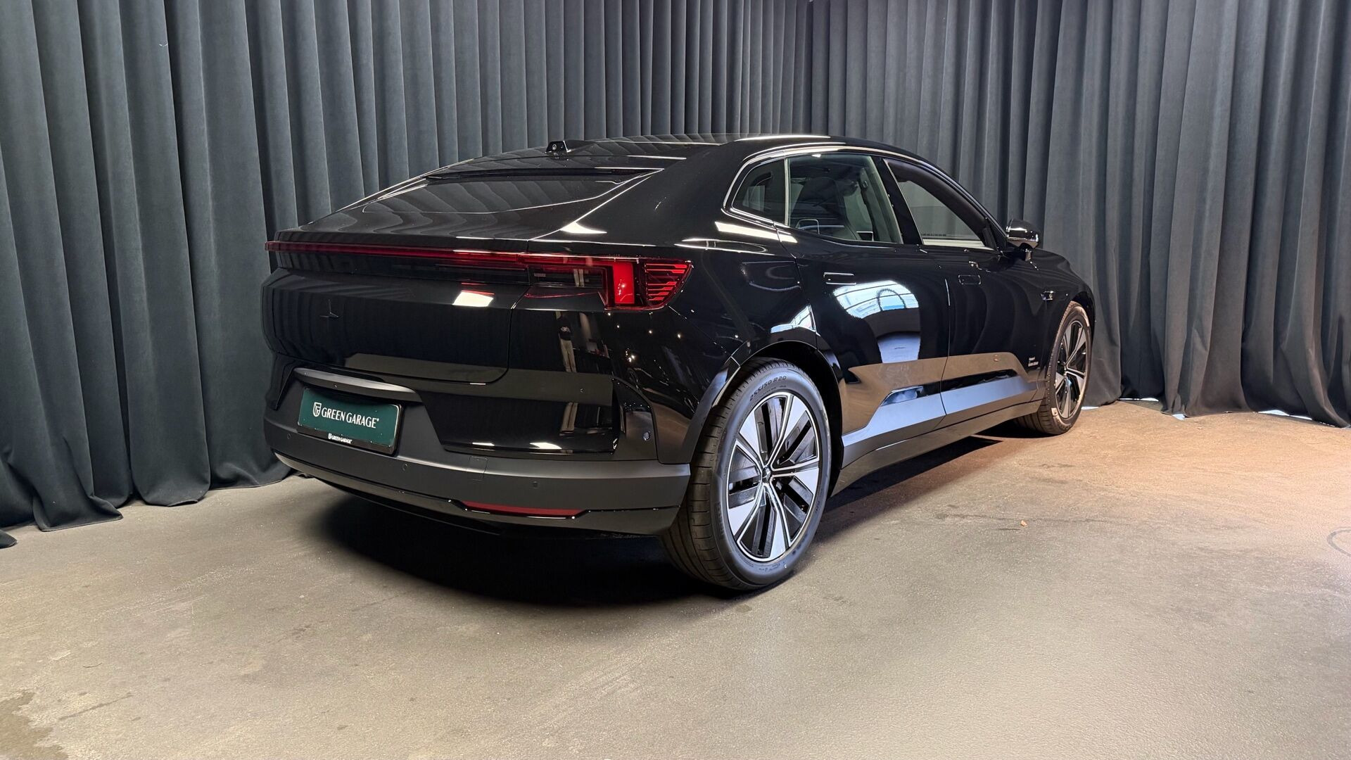 Sort Polestar 4 fra 2026