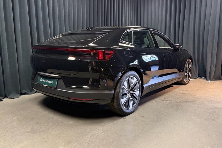 Sort Polestar 4 fra 2026