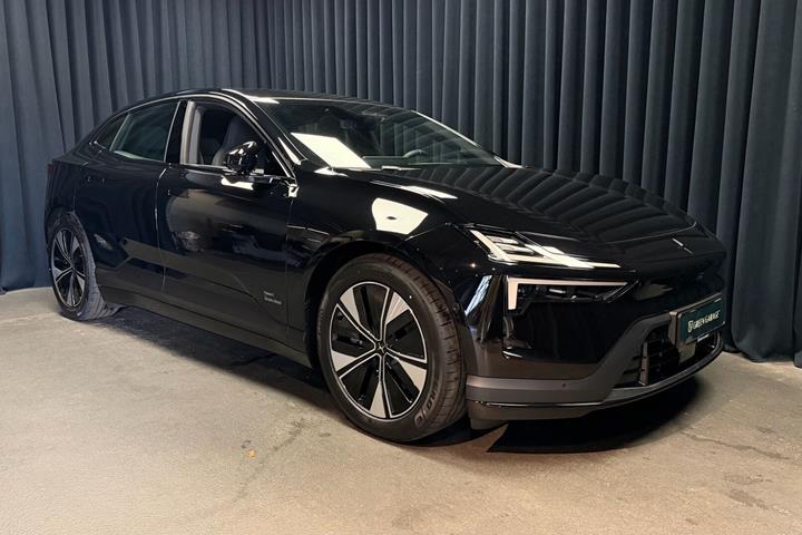 Sort Polestar 4 fra 2026