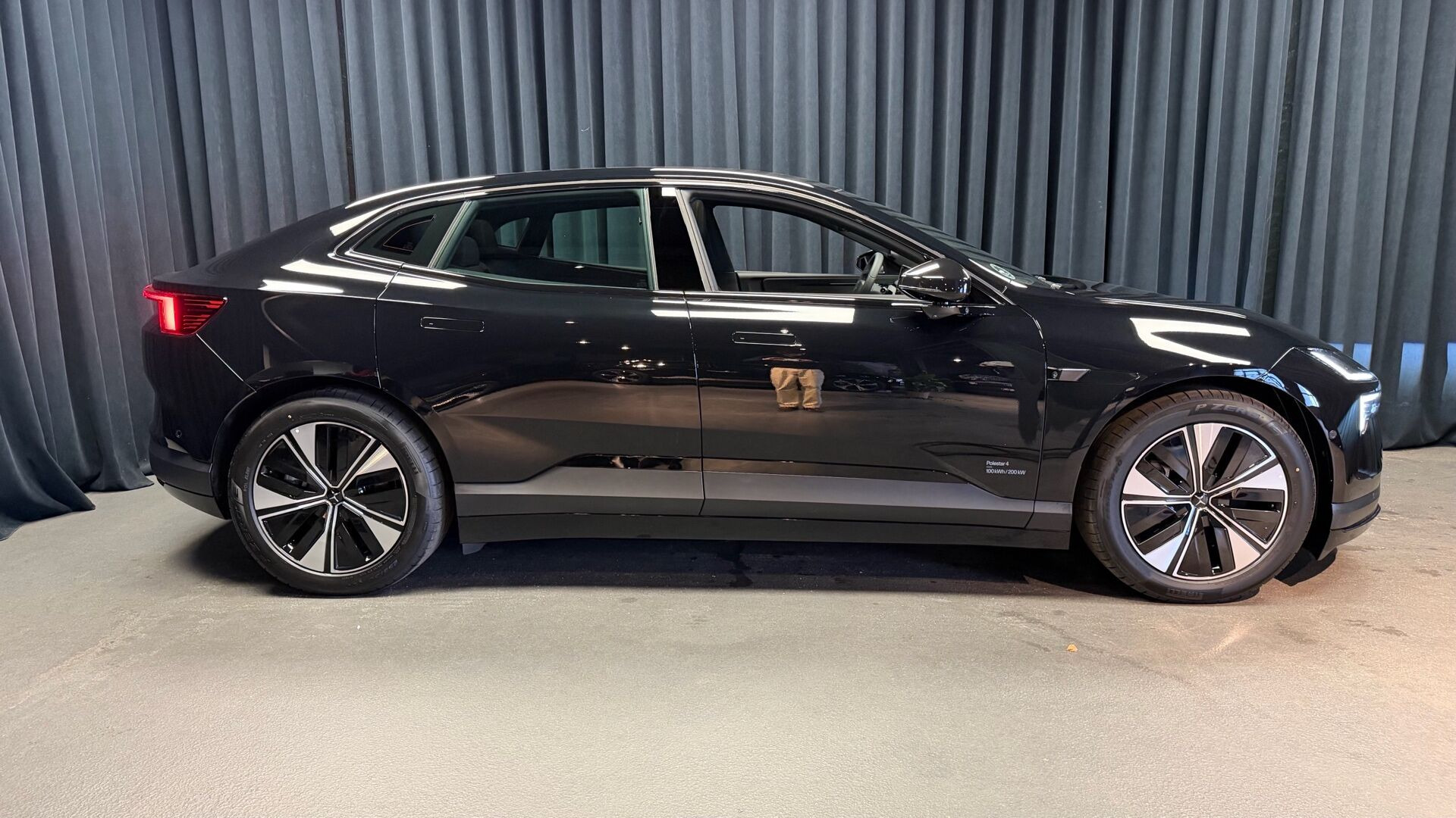 Sort Polestar 4 fra 2026