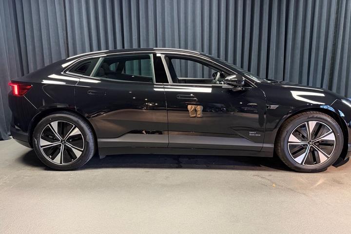 Sort Polestar 4 fra 2026