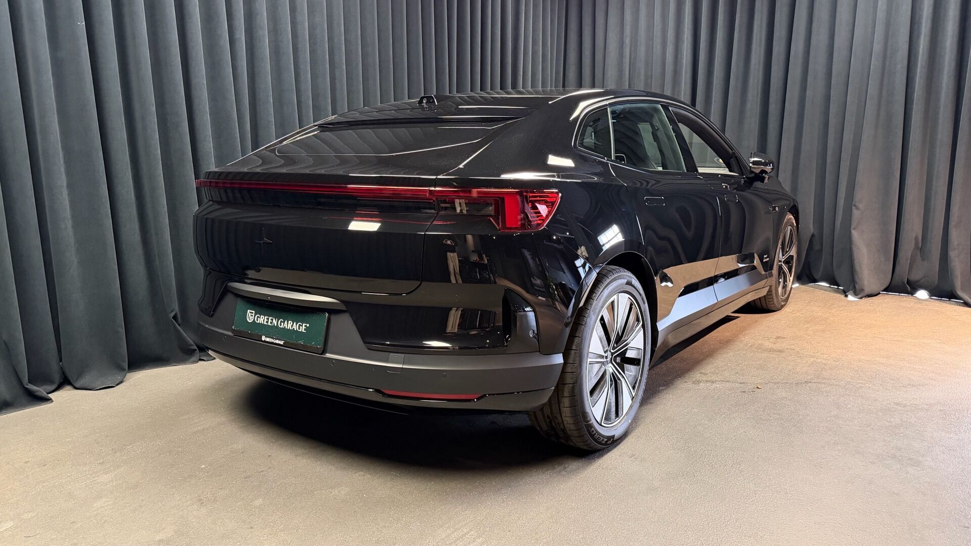 Sort Polestar 4 fra 2026