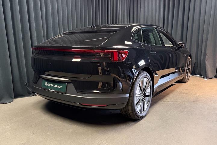 Sort Polestar 4 fra 2026
