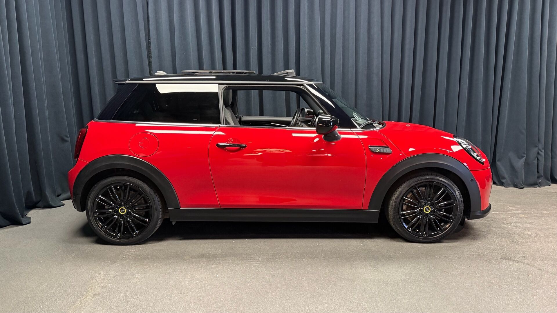 Rød Mini Cooper fra 2023