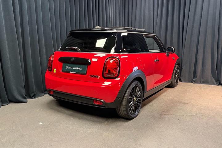 Rød Mini Cooper fra 2023
