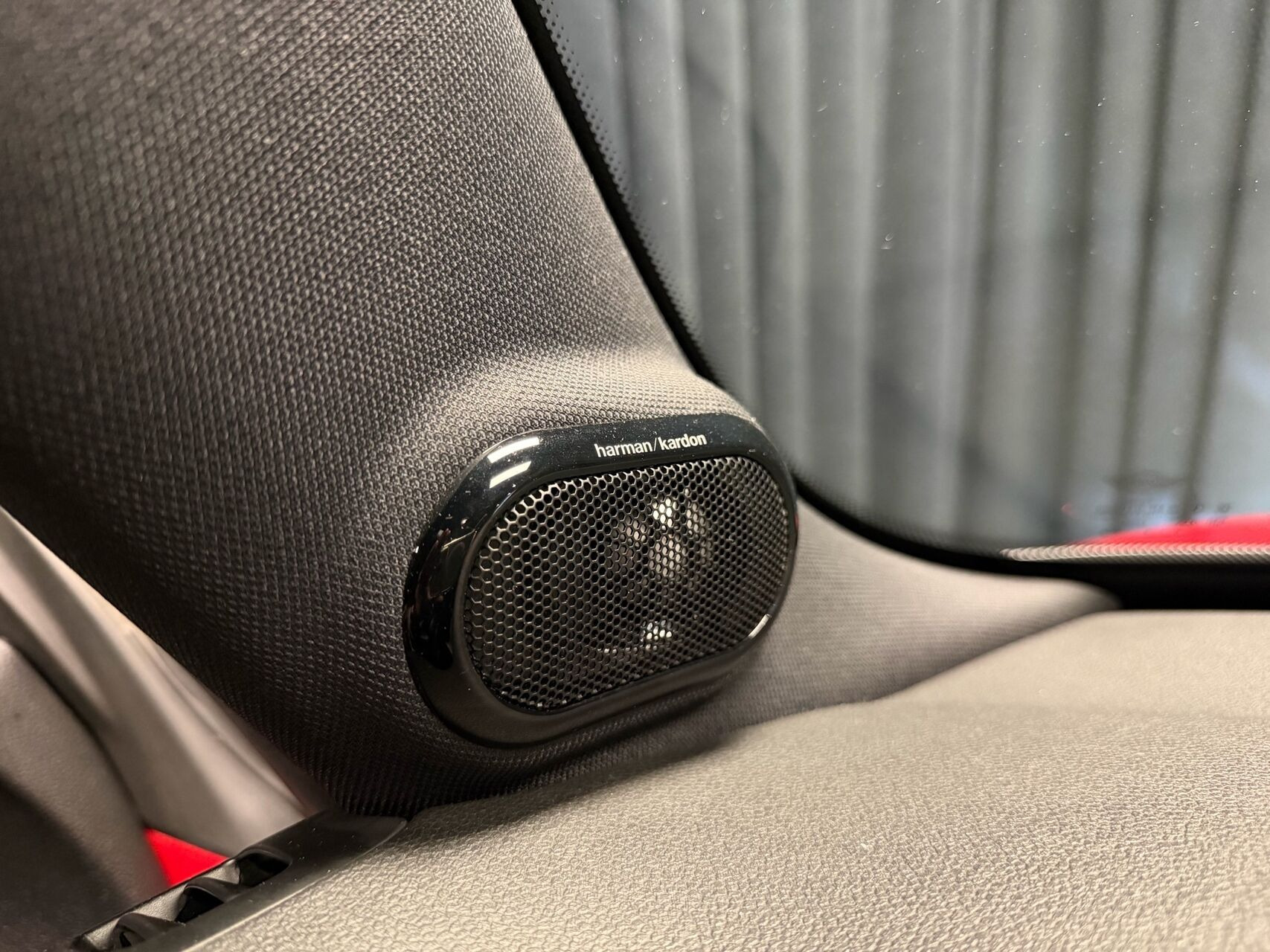 Rød Mini Cooper fra 2023