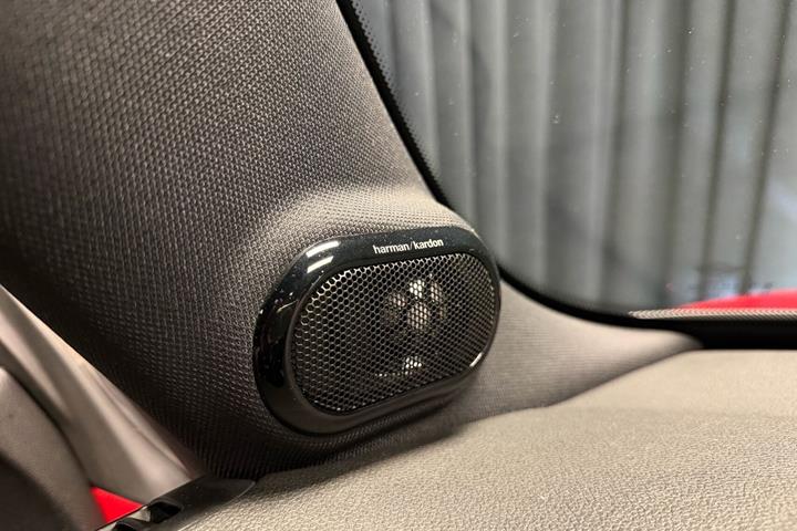 Rød Mini Cooper fra 2023