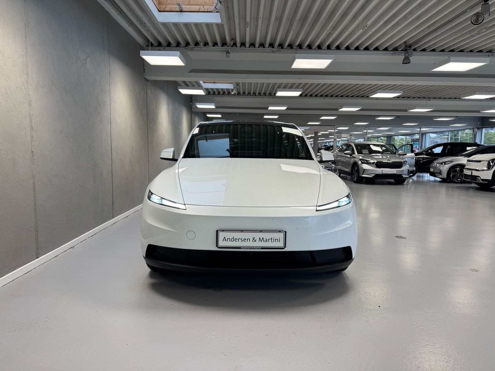 Hvid Tesla Model Y fra 2026