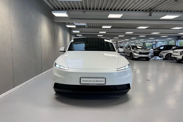 Hvid Tesla Model Y fra 2026
