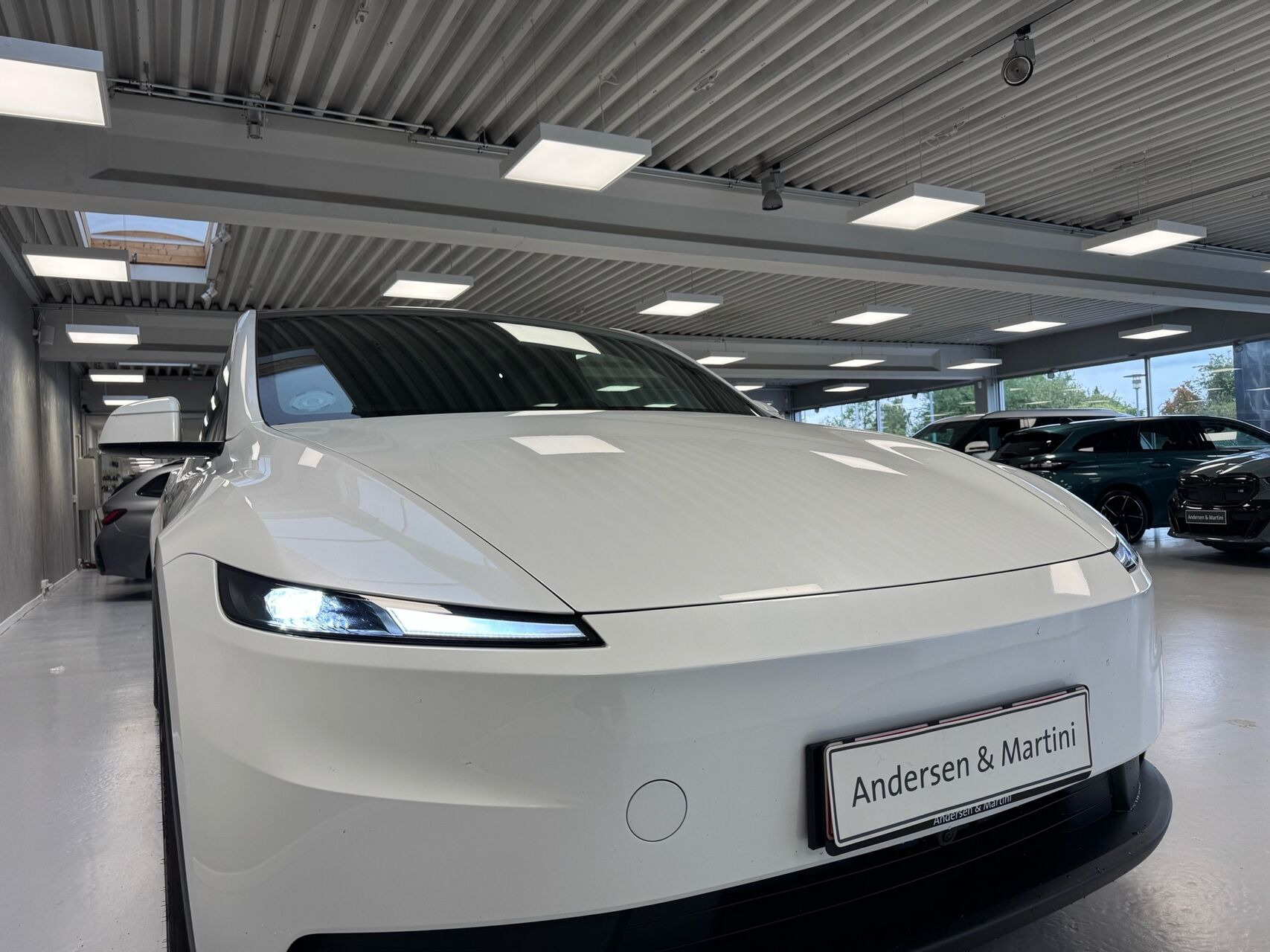 Hvid Tesla Model Y fra 2026