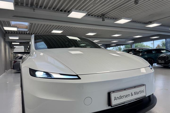 Hvid Tesla Model Y fra 2026