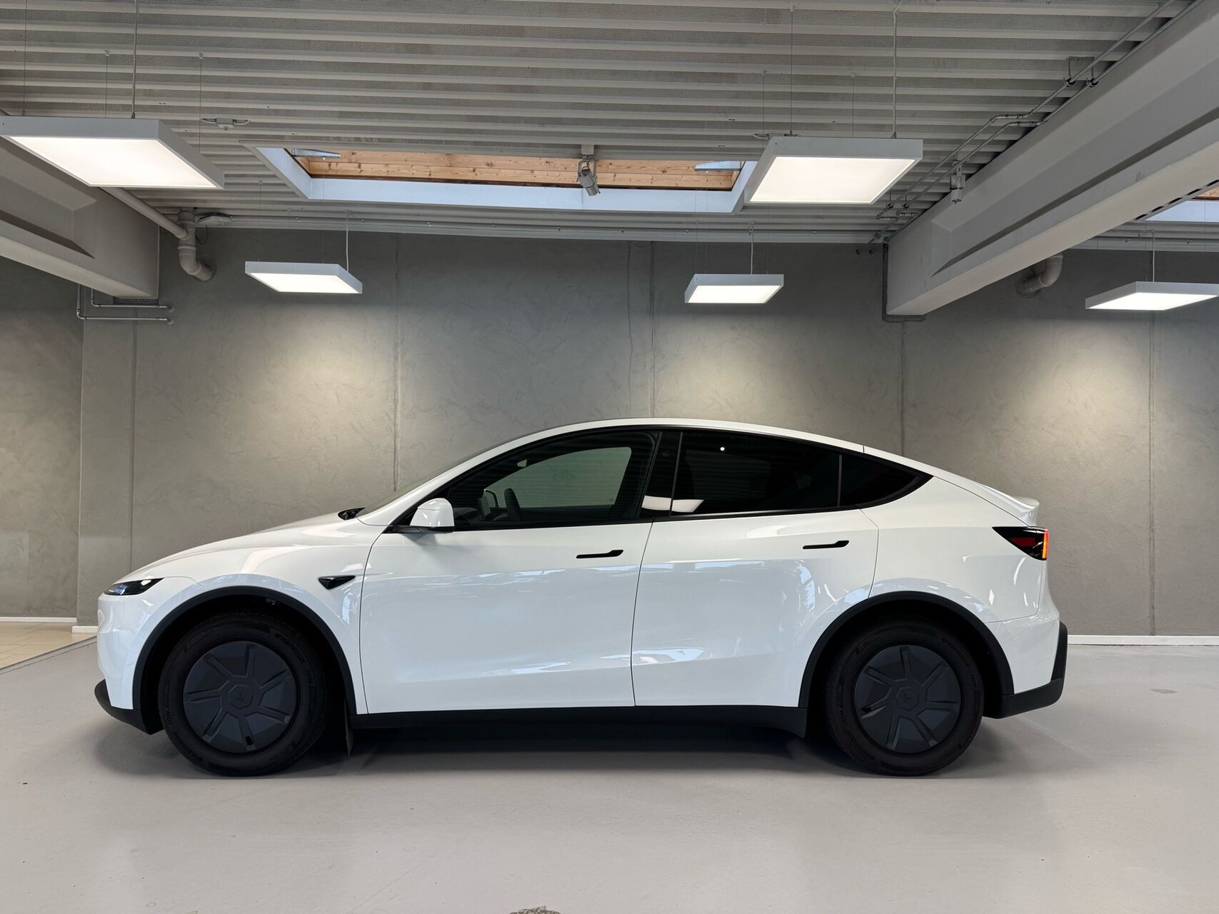 Hvid Tesla Model Y fra 2026
