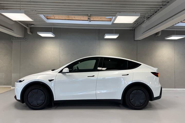 Hvid Tesla Model Y fra 2026