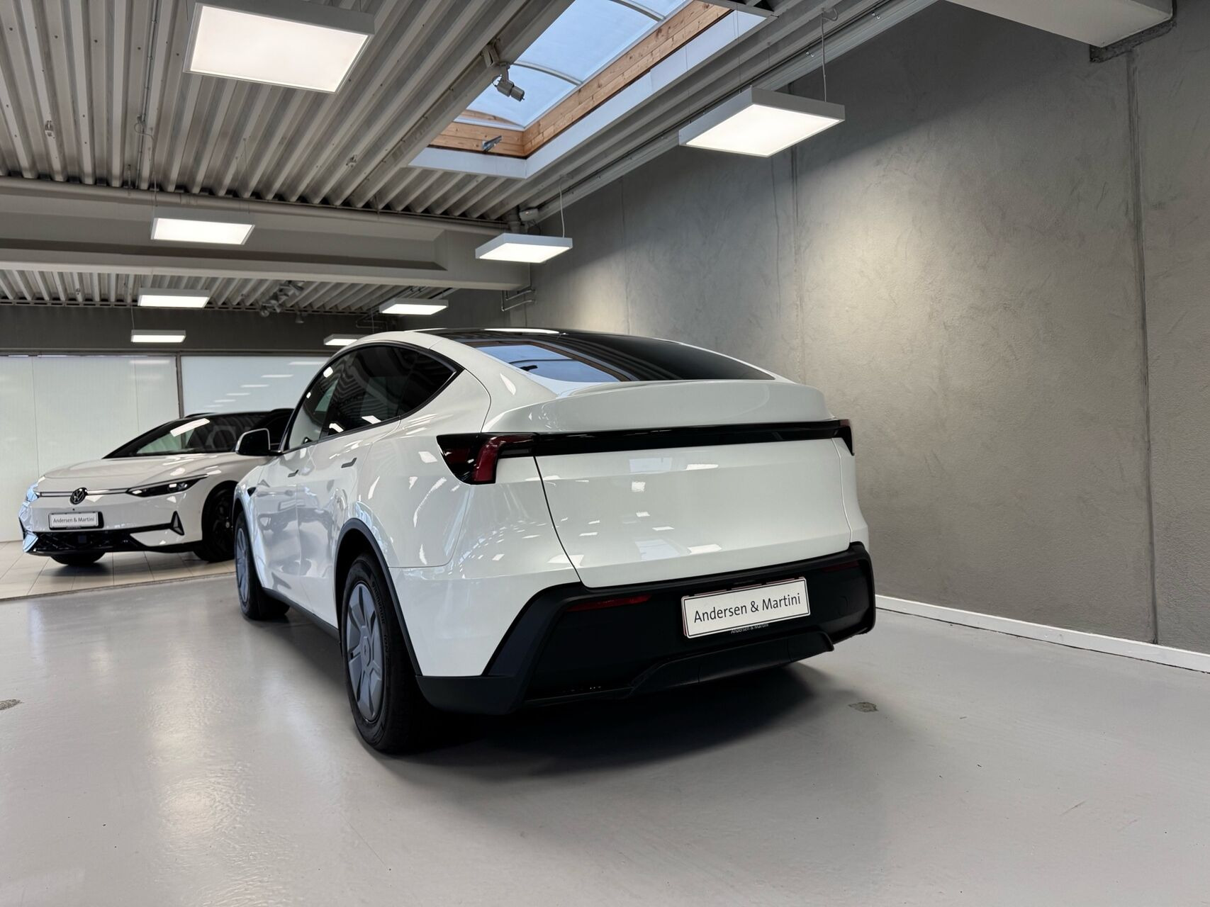 Hvid Tesla Model Y fra 2026
