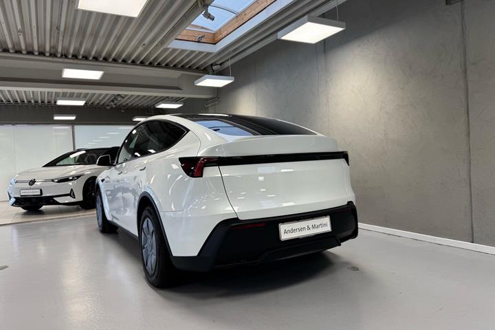Hvid Tesla Model Y fra 2026
