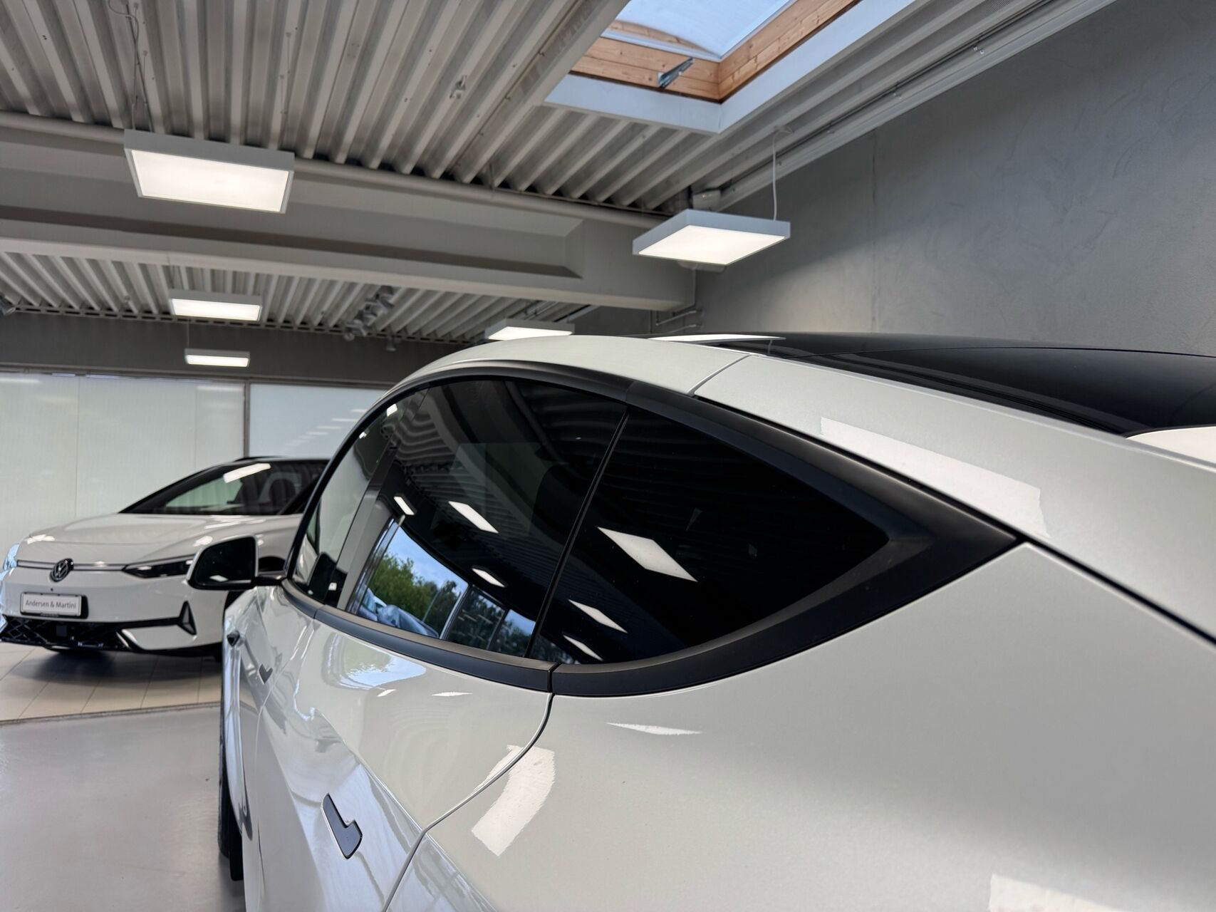 Hvid Tesla Model Y fra 2026