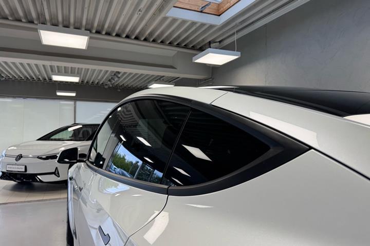 Hvid Tesla Model Y fra 2026