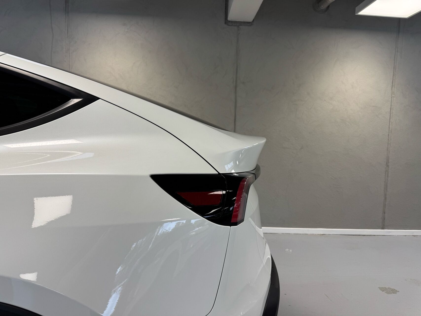 Hvid Tesla Model Y fra 2026