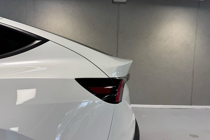 Hvid Tesla Model Y fra 2026